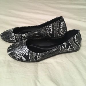 Black and white snake print flats, size 10 🐍