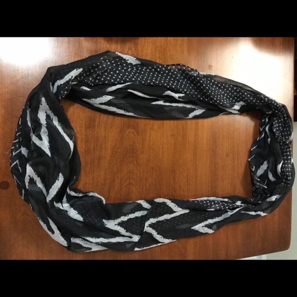 Black and white scarf
