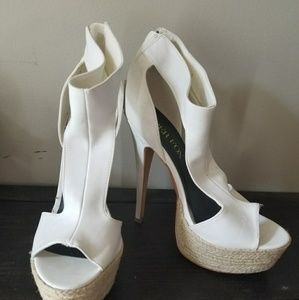 Adorable white pumps