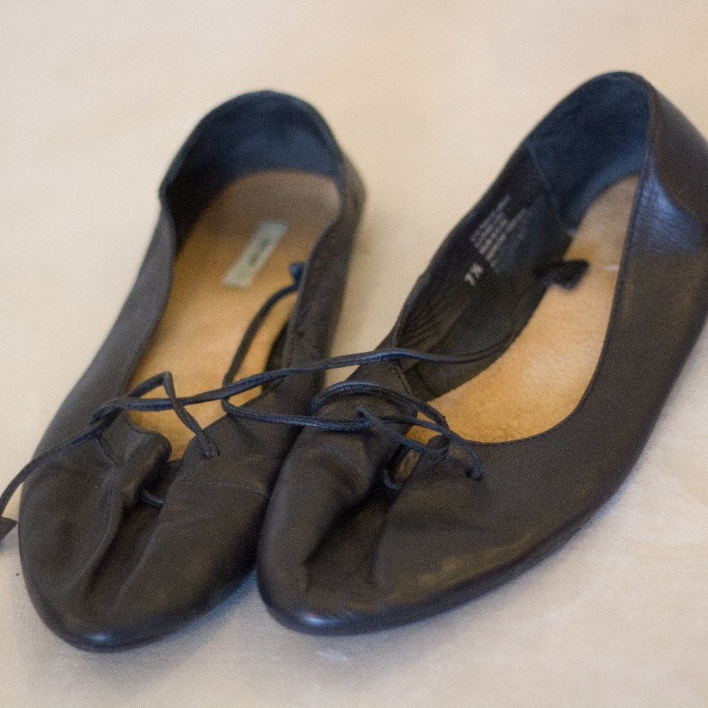 UO Black Leather Lace-Up Flat