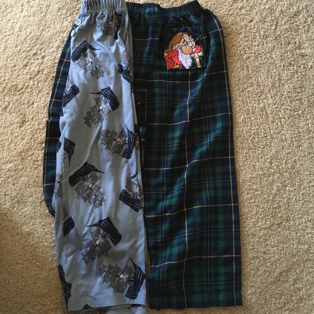 ☃️ 2 pairs of pajama bottoms Disney Grumpy & Ships