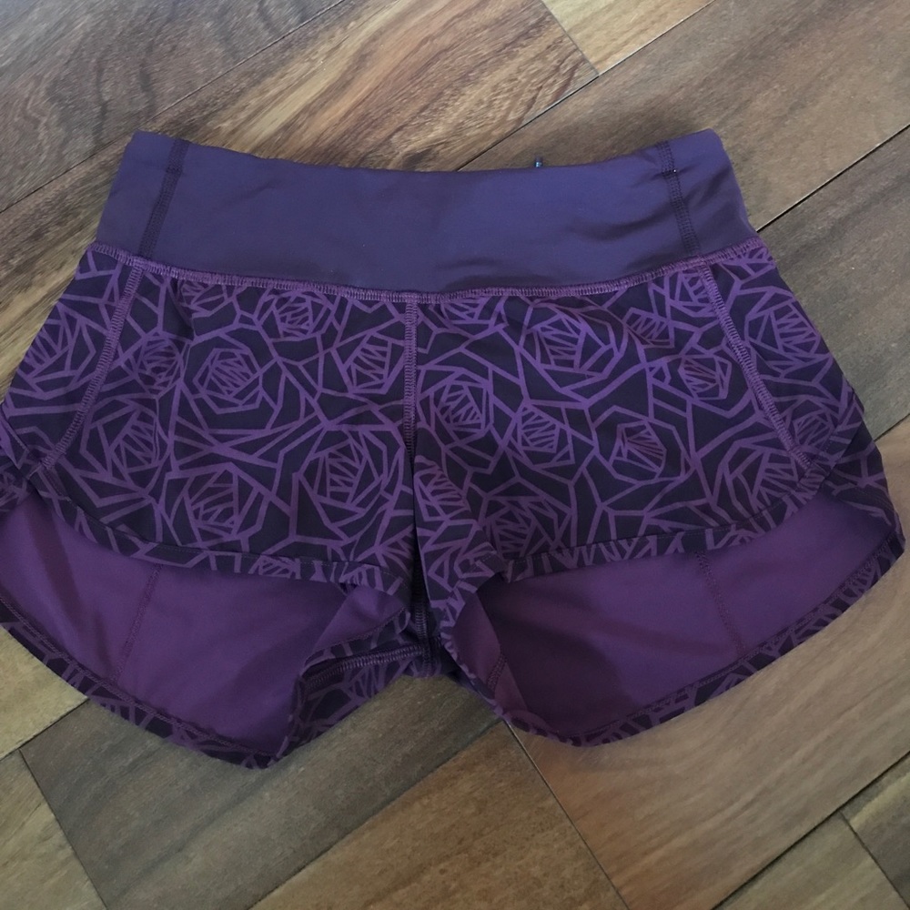 ✨SOLD✨EUC Lululemon burgundy roses speedy size 2