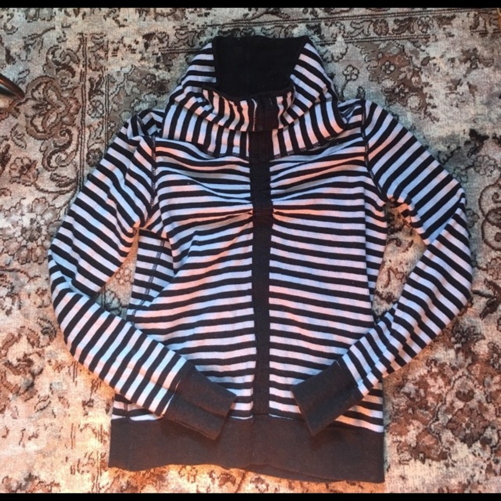 Lululemon reversible sweater size 8