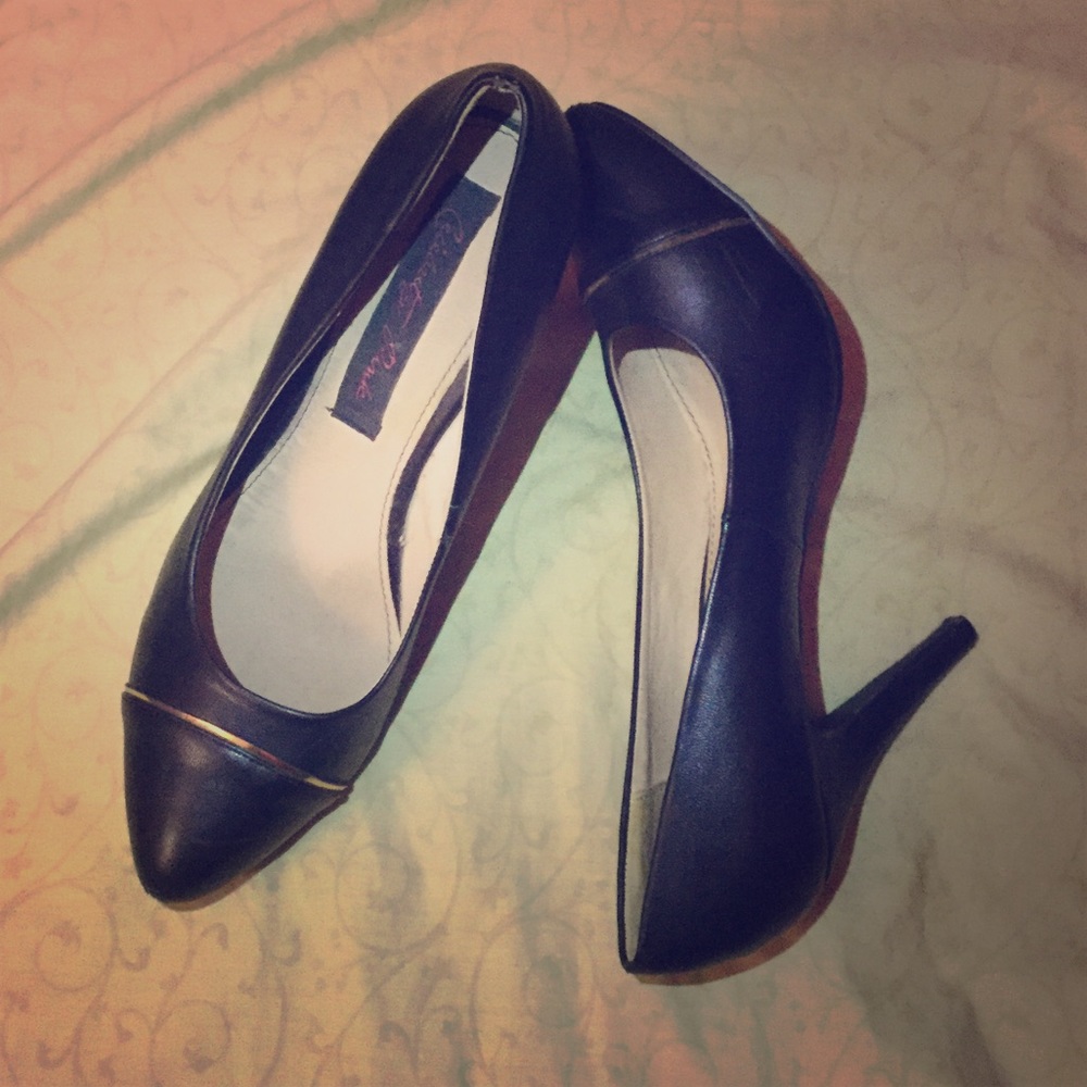 Black celebrity pink shoes