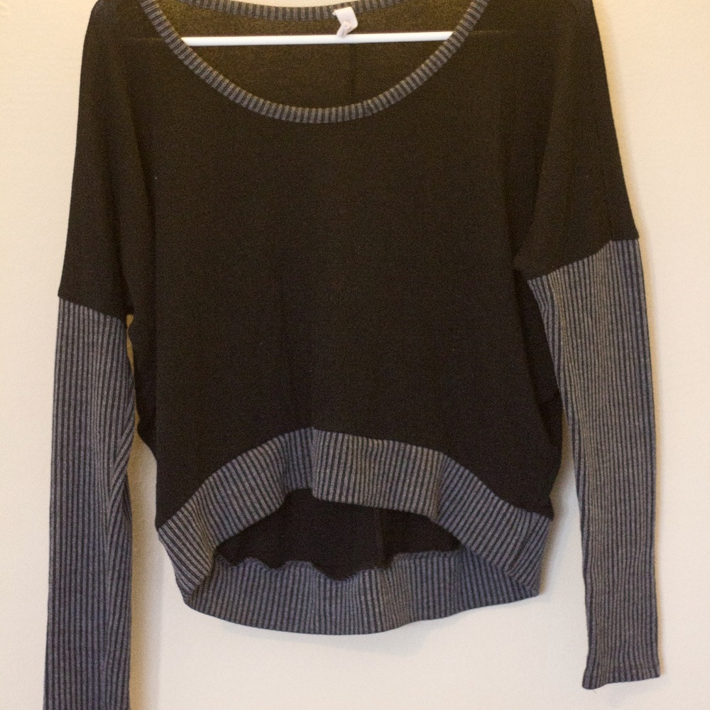 High-Low Crop Sweater with Grey Sleeve/Trim
