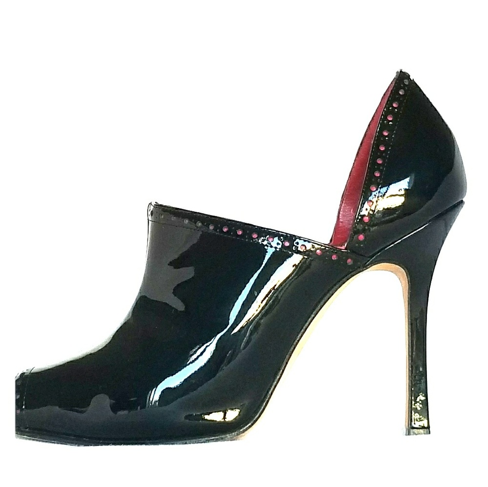 MANOLO BLAHNIK ANIRO PATENT LEATHER BOOTIES