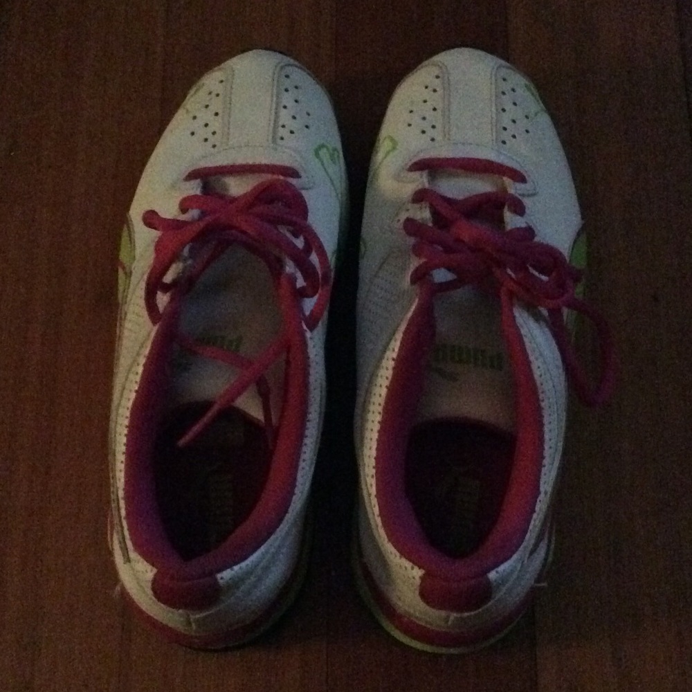 Pumas tennis shoes