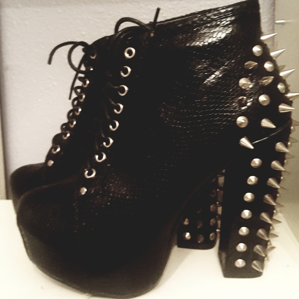 Spiky platform boots black