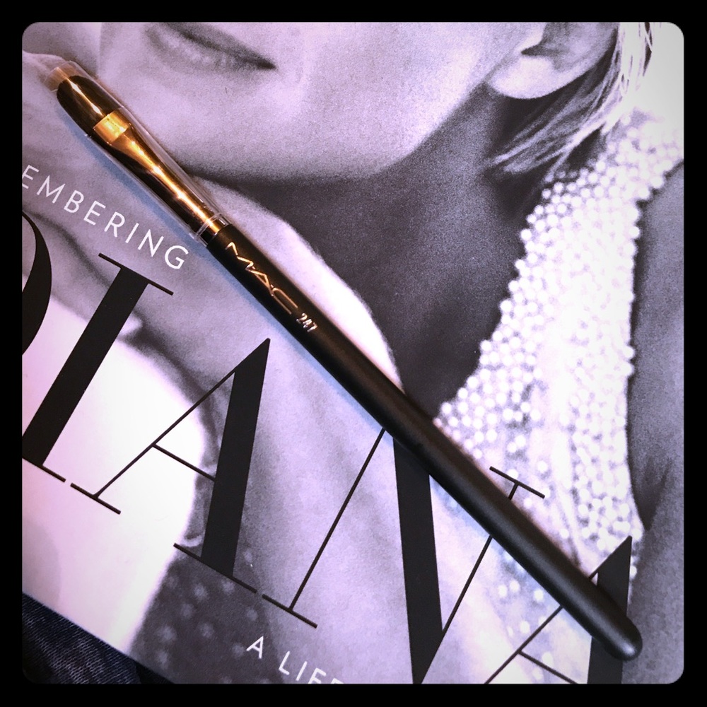 MAC Flat Shader Brush #247 NEW!!