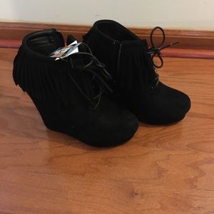 Black fringe wedges ( 8M)