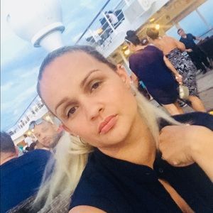 Meet your Posher, Dee