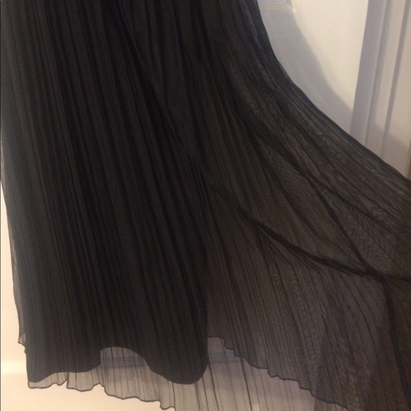 Super cute pleated black dress. - Picture 3 of 4