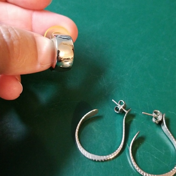 2 pair of silver costume earrings - Picture 2 of 3