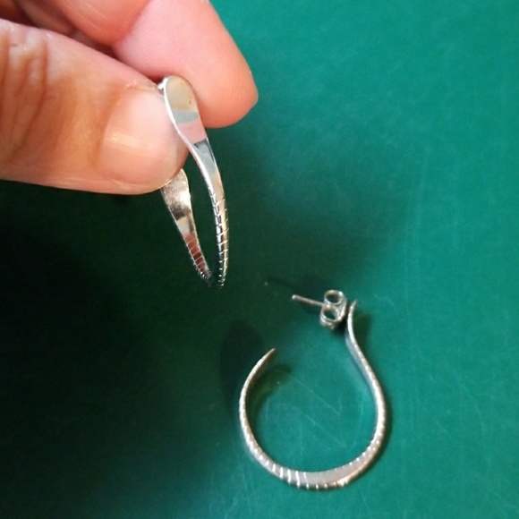 2 pair of silver costume earrings - Picture 3 of 3