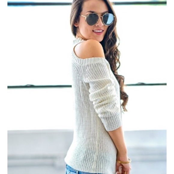 Ivory cutout shoulder sweater - Picture 3 of 4