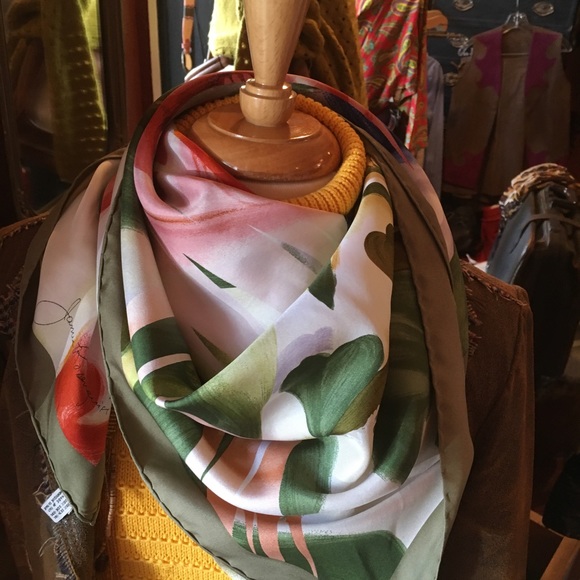 Louis Vuitton signed limited edition scarf - Picture 3 of 8