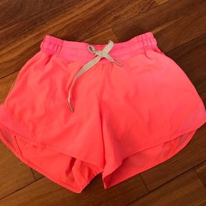EUC Lululemon orange hottie hot short size 4