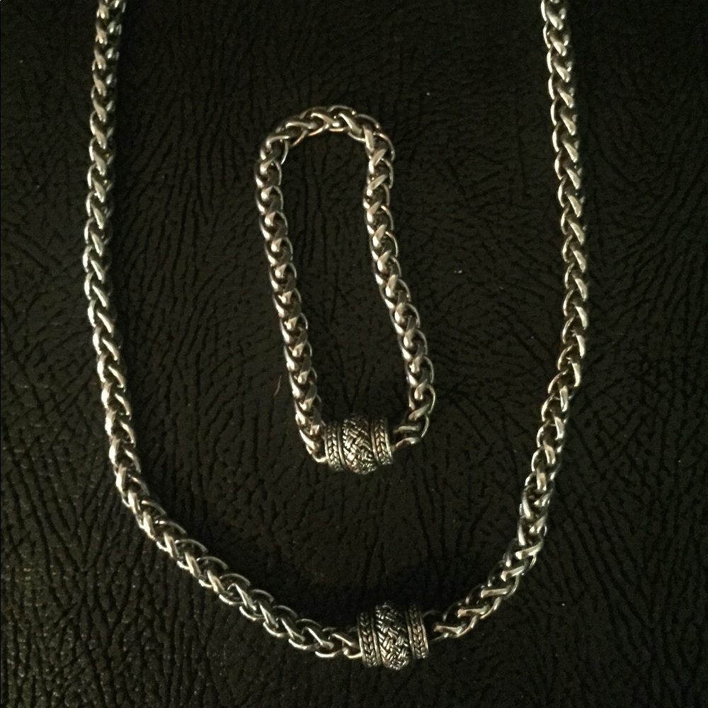 Very nice necklace with matching bracelet.