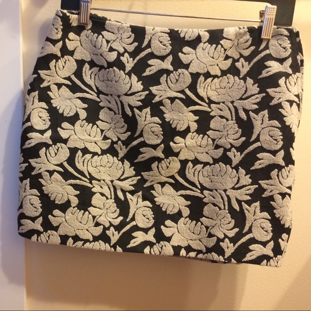 Fully lined mini skirt with side zip