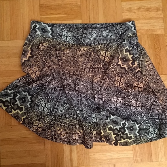 SALE ✌️Skater Circle Line Skirt. 🌈 Geometric! - Picture 4 of 7