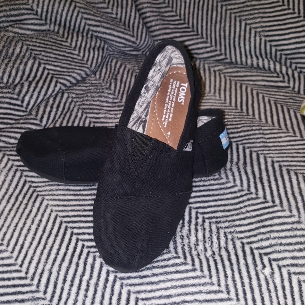 All black toms