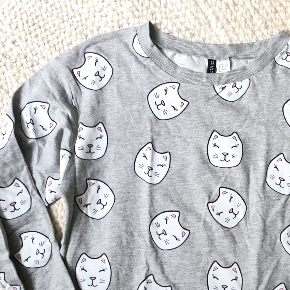 Grey lightweight cat print sweatshirt! 😻