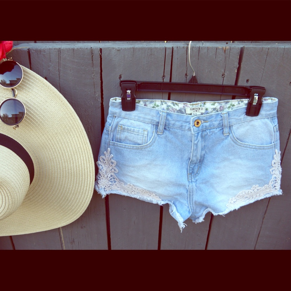 Mid-rise,embroidered  shorts, frayed hem