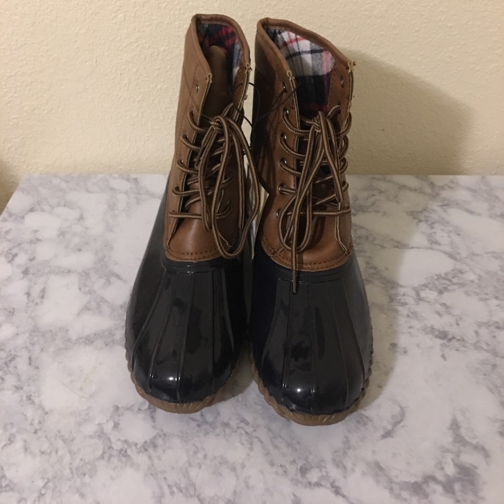 Duckie boots size 9