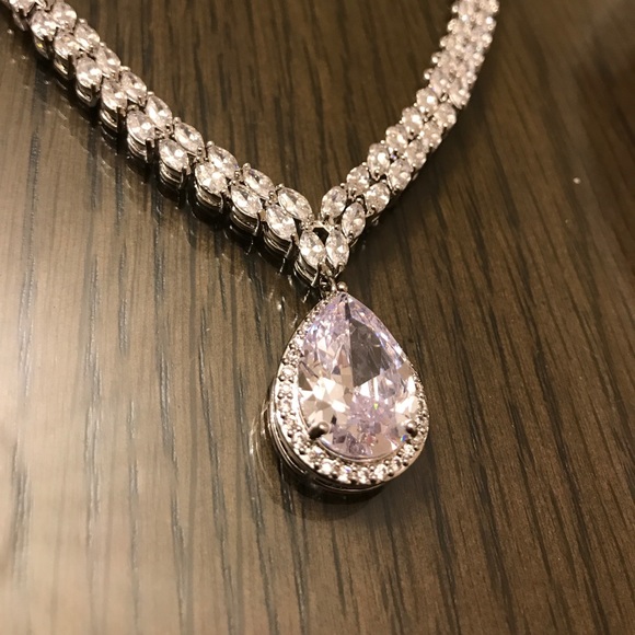💍 Elegant Diamond Teardrop 18in Necklace - Picture 2 of 8
