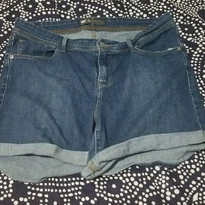 Summer Sale ☀ / Levi Strauss Cuffed Shorts