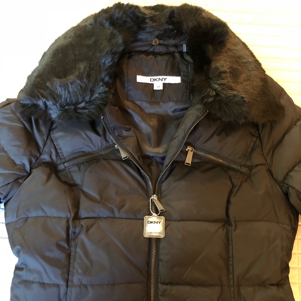 ❄️Bundle up! DKNY down jacket, faux fur collar L