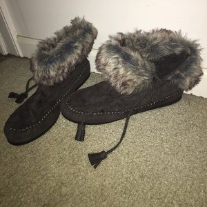 *NWOT* Madden Girl Grey Finn Moccasin Fur Trim