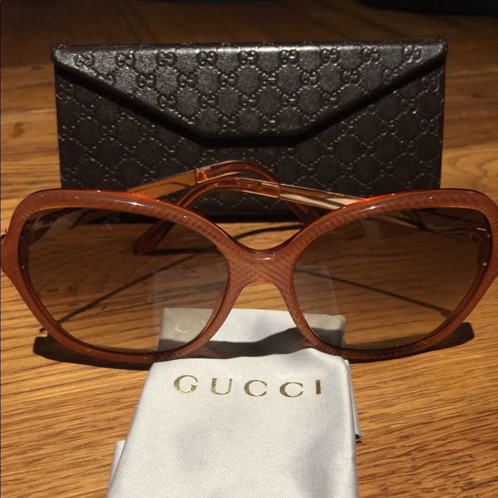 LIKE NEW! Gucci Sunglasses with branded glass case