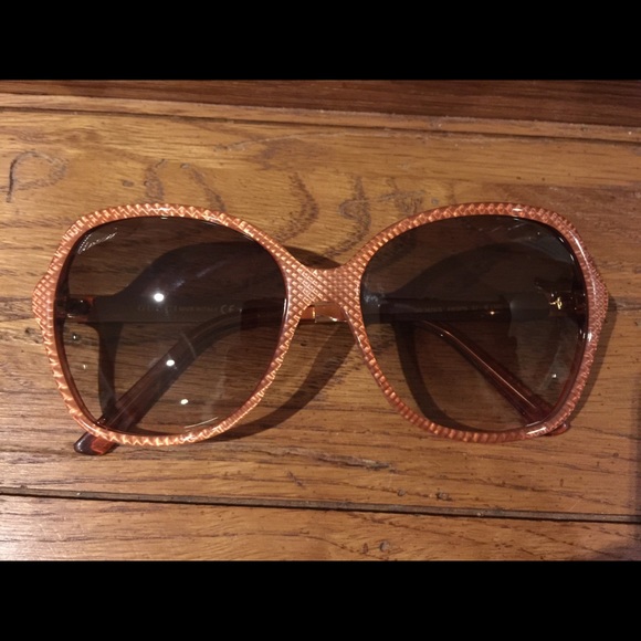 LIKE NEW! Gucci Sunglasses with branded glass case main image 5