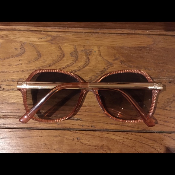 LIKE NEW! Gucci Sunglasses with branded glass case