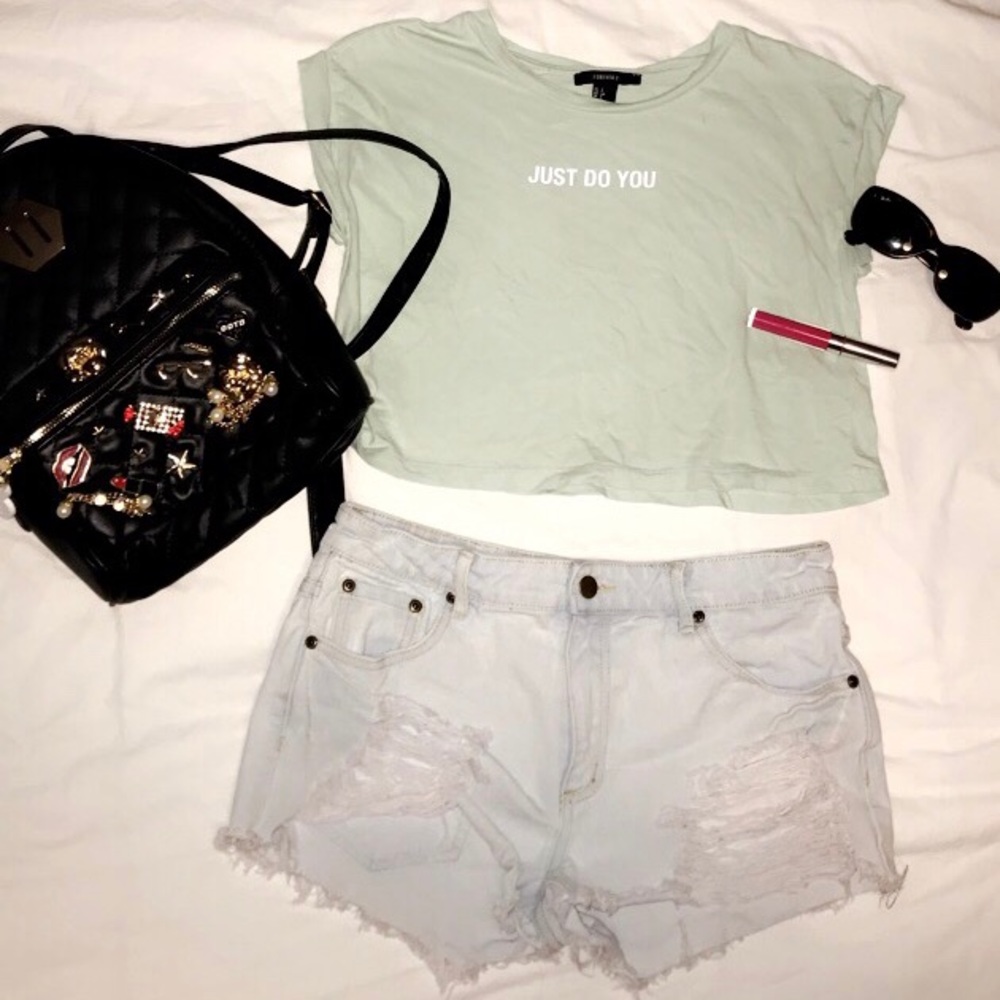 Crop top, shorts and sunglasses!