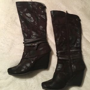 Bare Traps chocolate brown suede boots