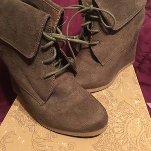 Size 9 Mossimo olive/brown