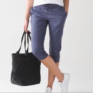 Lululemon crop dark teal EUC size 8