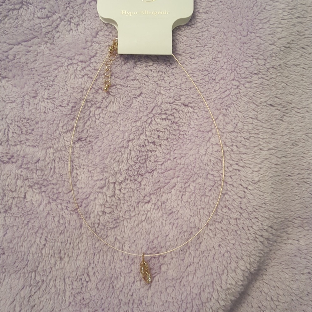 NWT Expandable gold leaf chocker!