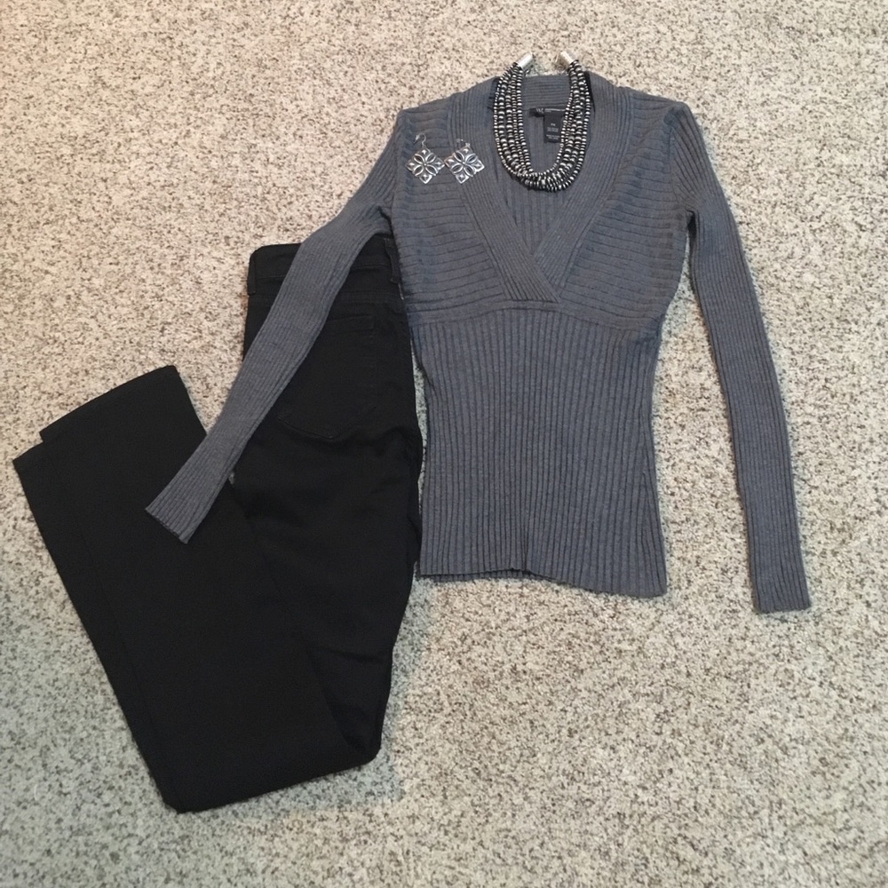 Stunning petite medium gray V-neck