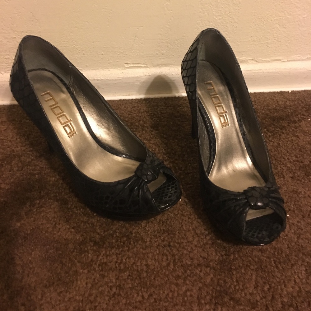 Like New! Black snake print
