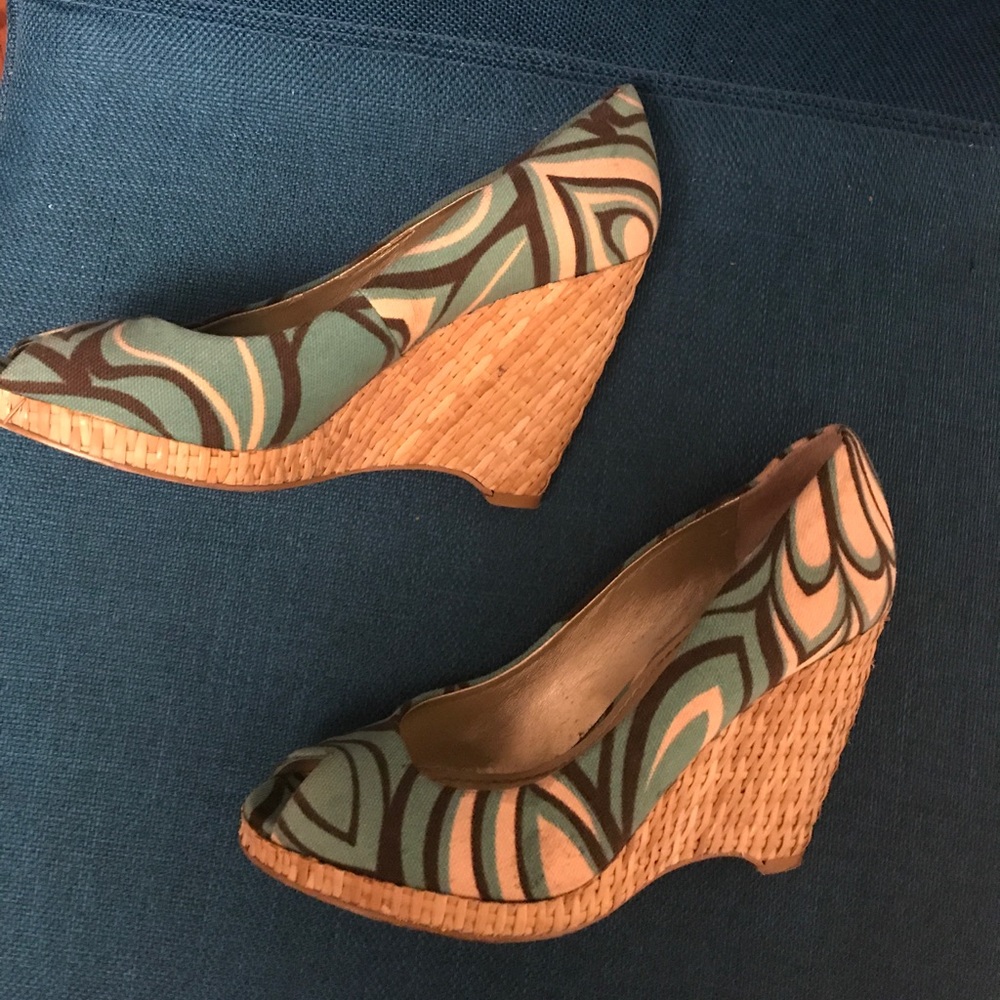 Peep toe wedge