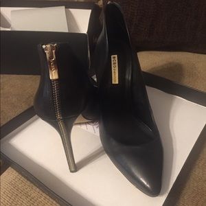BCBG Generation Black Heels w/Gold Accent size 9.5