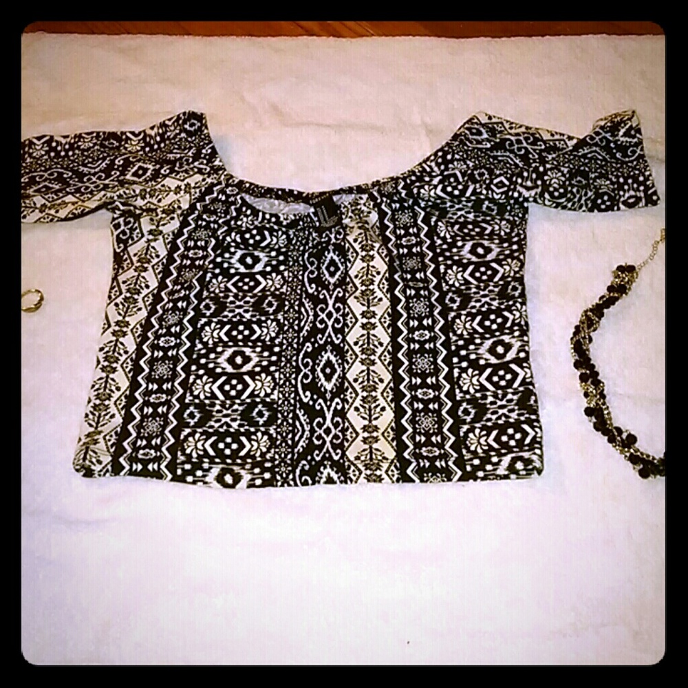 Forever21 black and white patterned croptop