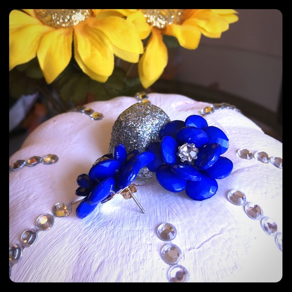 Royal Flowered Earrings - Picture 1 of 2