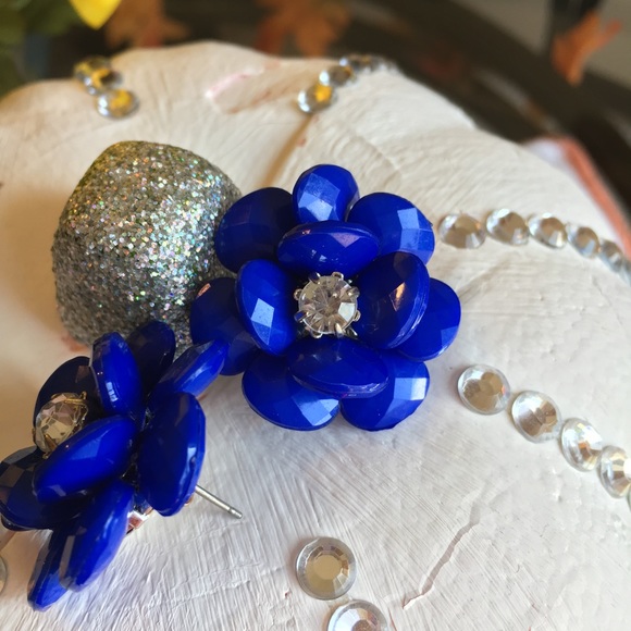 Royal Flowered Earrings - Picture 2 of 2