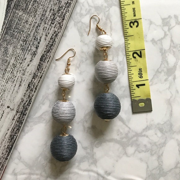 🔴 3/30$ White Gray Ombre Bon Bon Large Earrings - Picture 3 of 4
