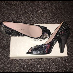 marc by marc jacobs silver and black satin pumps