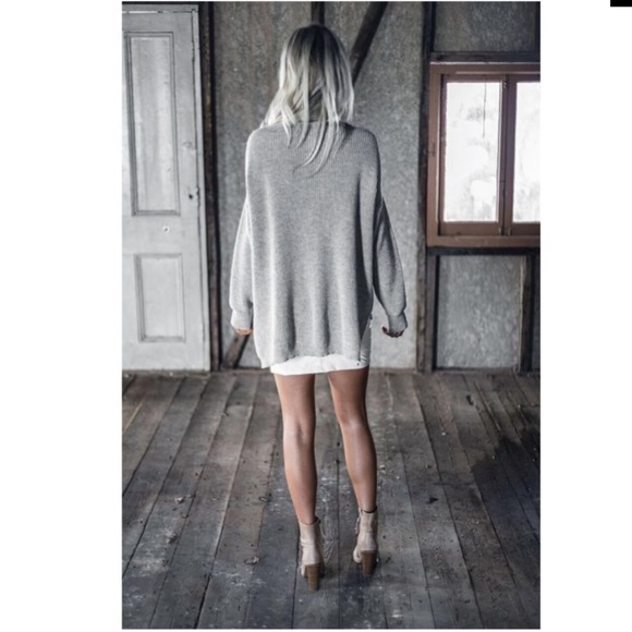 🎈SALE 🎈High-Low Sweater - Picture 2 of 5